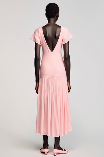 Une ligne robe midi rose avec nœud